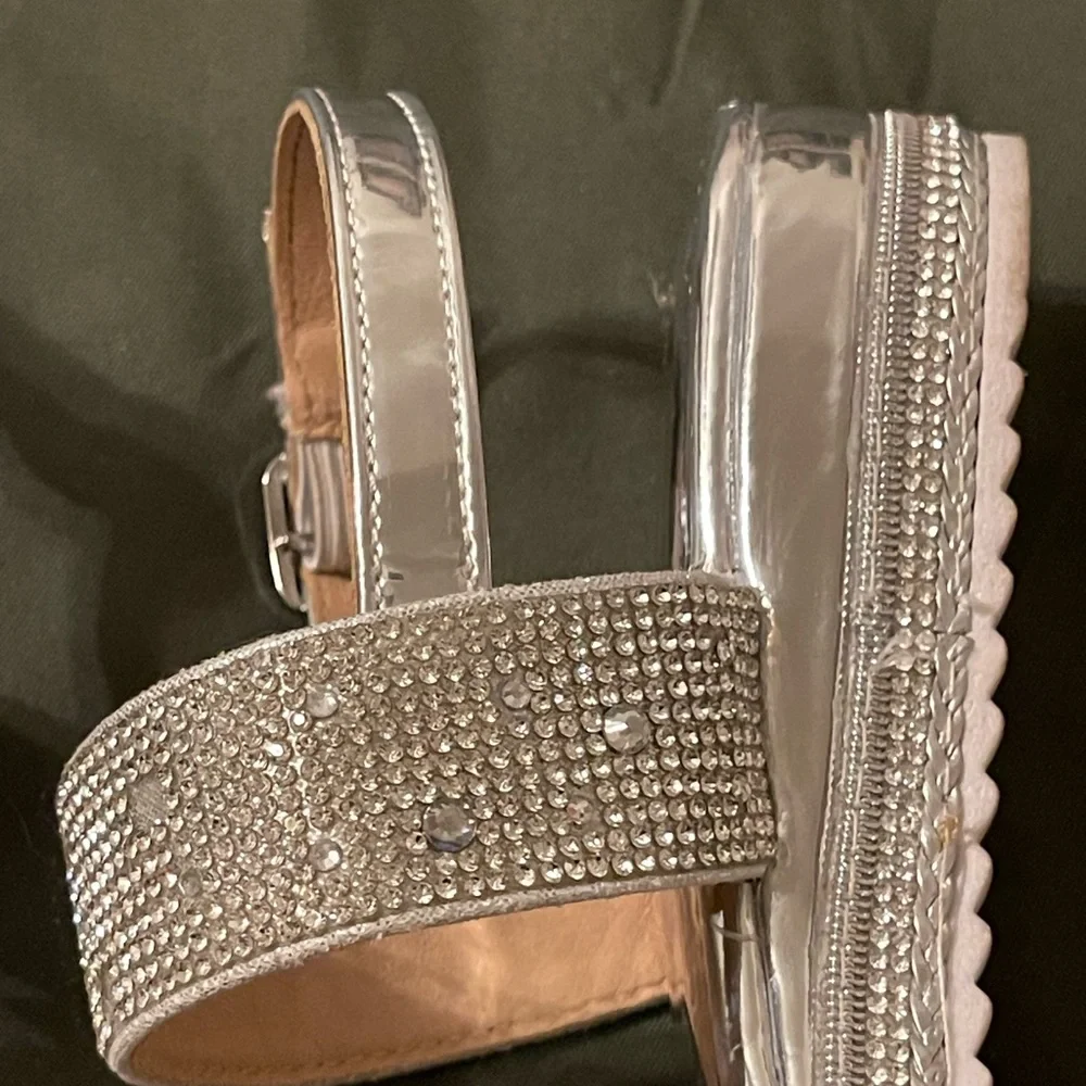 Badgley‎ Mischka Silver Sandals size 4